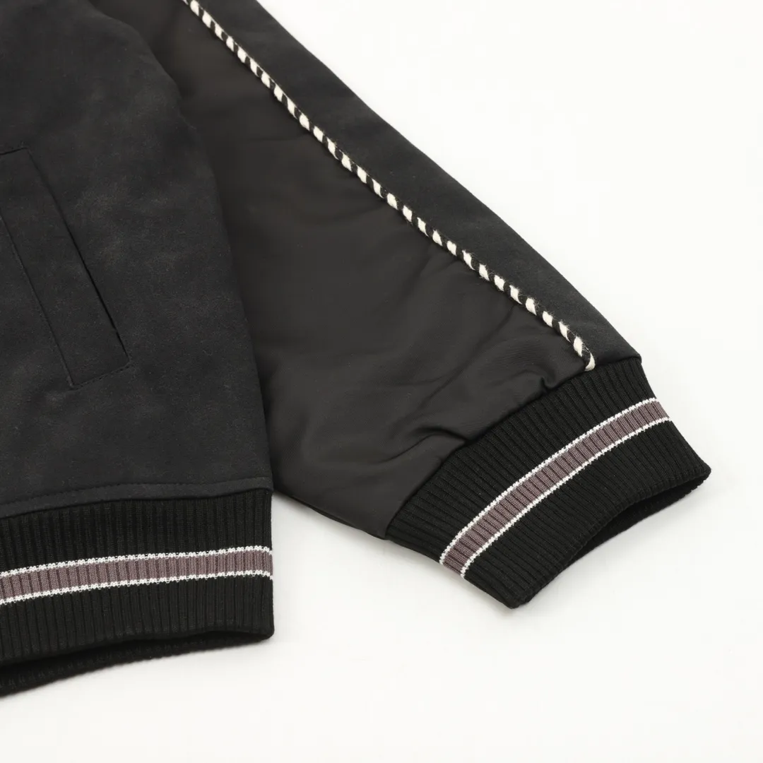 🅿️570 Louis Vuitton/Louis Vuitton embroidered letter baseball jacket, light luxury, a must-have item for daily commuting for men and women, correct version, feel free to compare · Made of customized original acetate fabric · 180g diamond-shaped quilted cotton inside, selected long-staple cotton, warm and comfortable · The chest is decorated with presbyopia floral leather patches inlaid with hot diamonds · Lapel design · Elastic waist design at the hem · Zippered side pocket design on the side · Customized original alloy snap button and puller by mold opening · Customized yarn-dyed colorful flat base thread on the cuffs · One hundred thousand needle three-dimensional embroidery by Tajima high-speed embroidery machine · Original main mark, washed label and tag packaging bag Size: XS-L